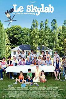 Gökten Bir Uydu Düştü izle